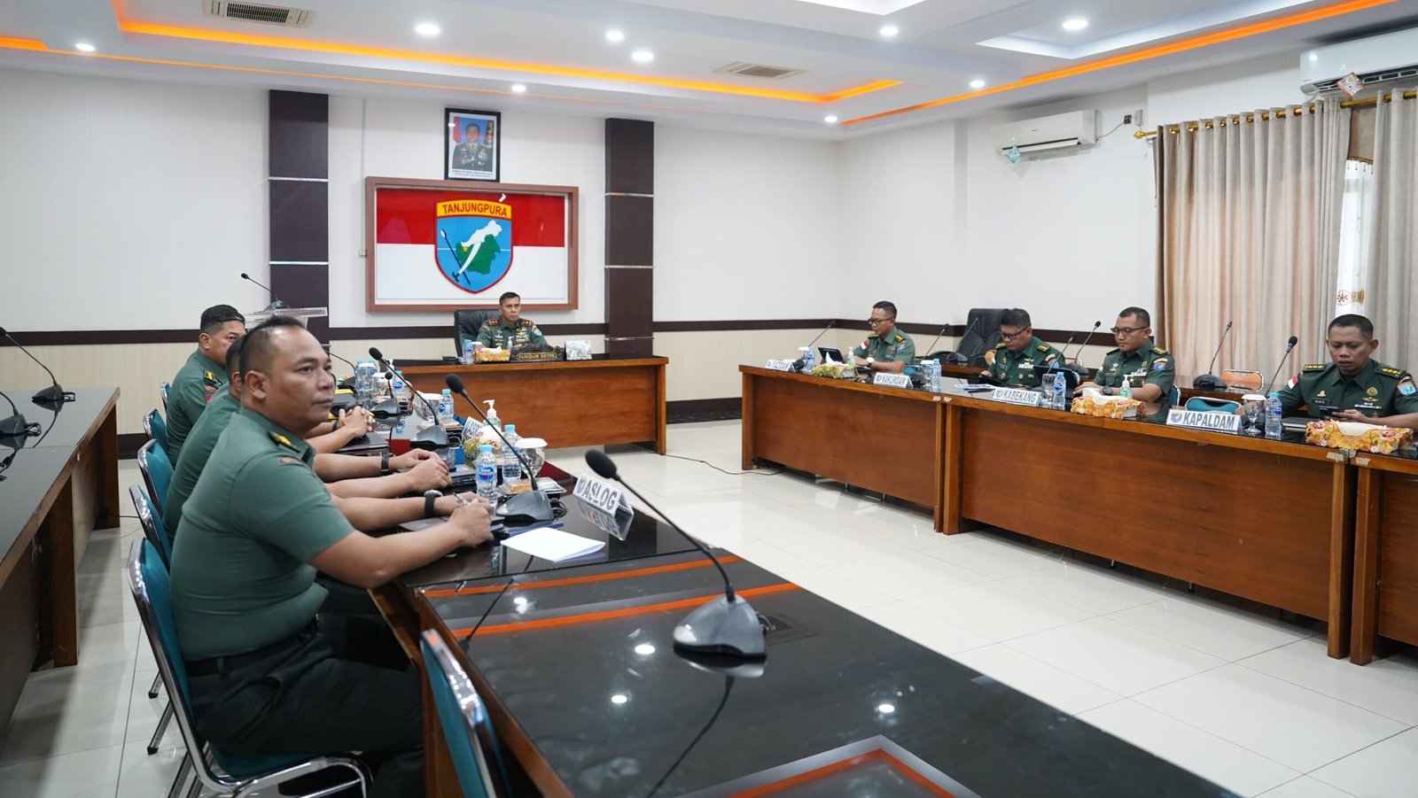 Pangdam XII/Tpr, Mayjen TNI Novi Rubadi Sugito, saat memberikan arahan strategis usai mengikuti rapat evaluasi percepatan koperasi desa di Makodam, Selasa (20/1).