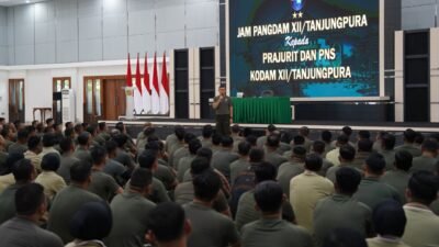 Pangdam XII/Tpr, Mayjen TNI Novi Rubadi Sugito, saat memberikan pengarahan tegas terkait kedisiplinan kepada seluruh prajurit dan PNS di Aula Sudirman, Makodam XII/Tpr, Rabu (21/1).