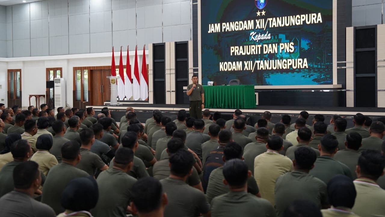 Pangdam XII/Tpr, Mayjen TNI Novi Rubadi Sugito, saat memberikan pengarahan tegas terkait kedisiplinan kepada seluruh prajurit dan PNS di Aula Sudirman, Makodam XII/Tpr, Rabu (21/1).