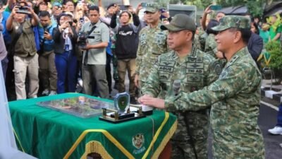 Panglima TNI Jenderal Agus Subiyanto menekan tombol sirine saat meresmikan Lapangan Serbaguna Serka Dedy Unadi di Makodam III Siliwangi, Bandung. (Dok. HO/Faktakalbar.id)