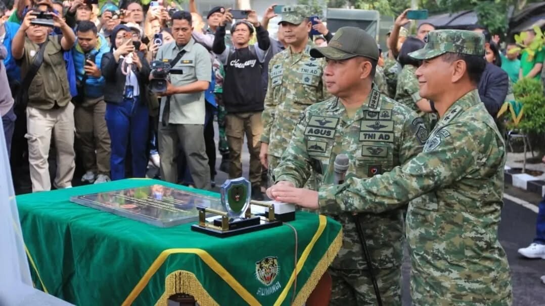Panglima TNI Jenderal Agus Subiyanto menekan tombol sirine saat meresmikan Lapangan Serbaguna Serka Dedy Unadi di Makodam III Siliwangi, Bandung. (Dok. HO/Faktakalbar.id)