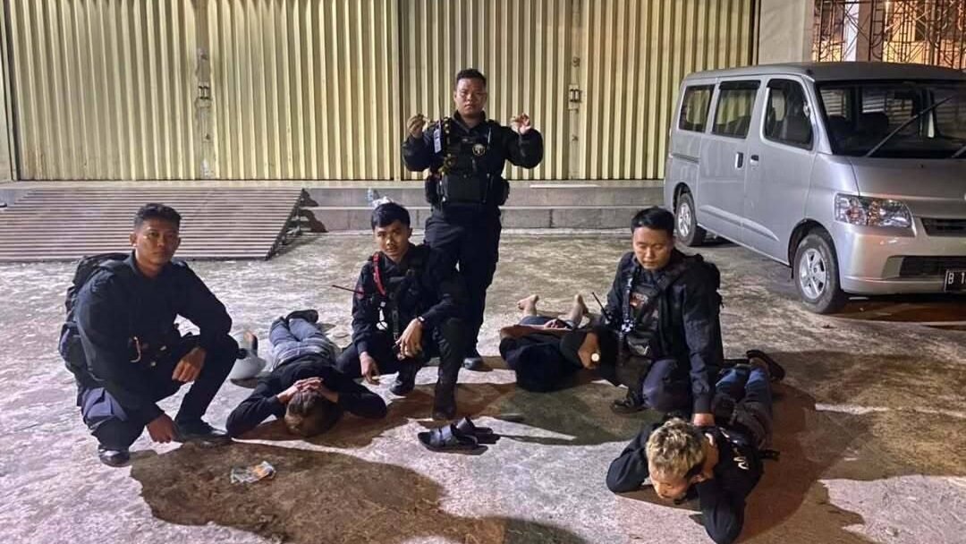 Tim Patroli Enggang Polresta Pontianak amankan remaja bonceng tiga di Jalan Tanjung Pura. Petugas temukan barang bukti diduga sabu dan dua bilah senjata tajam.