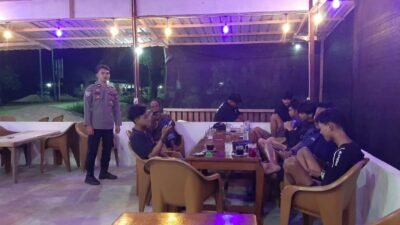 "Petugas sisir lokasi nongkrong pemuda di Mandor, Landak, Jumat malam. Pengendara motor tanpa helm ditegur guna cegah kecelakaan dan gangguan keamanan."