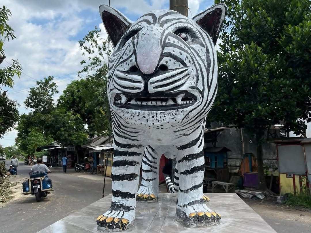Penampakan patung Macan Putih di Desa Balongjeruk, Kecamatan Kunjang, Kabupaten Kediri, yang viral di media sosial dan menarik perhatian wisatawan karena bentuknya yang unik.