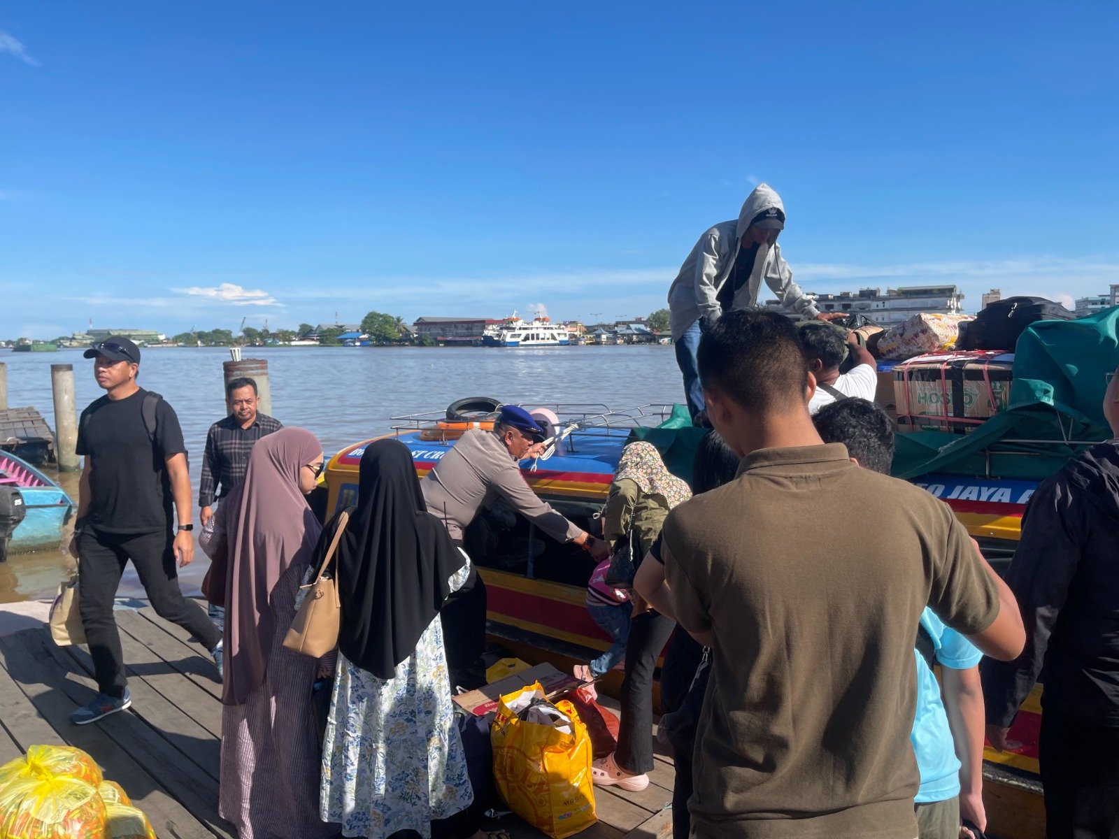Petugas kepolisian melakukan Kegiatan Rutin Yang Ditingkatkan (KRYD) di Pelabuhan Senghie. (Dok: HO/Faktakalbar.id)