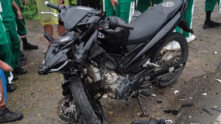 "Kecelakaan maut melibatkan pelajar terjadi di Jalan Raya Beduai, Sanggau, Jumat (9/1/2026). Korban tewas usai menabrak mobil yang putar arah mendadak."