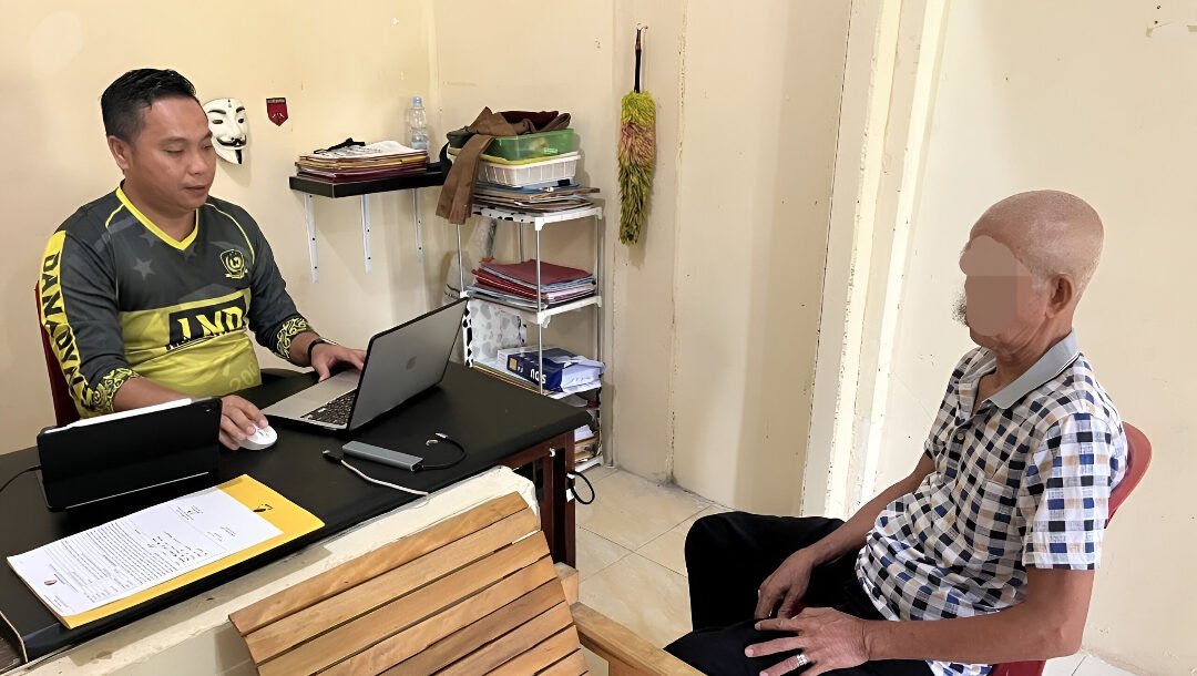 Satreskrim Polres Landak tangkap pria inisial M yang dua kali perkosa penjual pakis penyandang disabilitas di Mandor. Pelaku beri uang usai beraksi. (Dok: HO/Faktakalbar.id)
