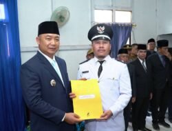 Lantik Dua Kades PAW, Bupati Ketapang Ingatkan Transparansi Keuangan Desa
