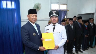 Bupati Ketapang saat melantik dan menyerahkan SK kepada Kepala Desa hasil Pemilihan Antar Waktu (PAW). (Dok. HO/Faktakalbar.id)