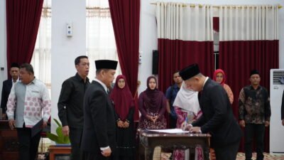 Gubernur Ria Norsan menyaksikan prosesi penandatanganan berita acara pelantikan pimpinan Baznas Kalbar di Balai Petitih. (Dok. HO/Faktakalbar.id)