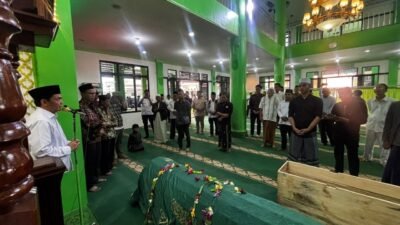 Suasana pelepasan jenazah Kepala Kesbangpol Kota Pontianak, Ahmad Hasyim Hadrawi, yang dihadiri Wakil Wali Kota Pontianak, Bahasan, dan para pelayat di masjid. (Dok. HO/Faktakalbar.id)