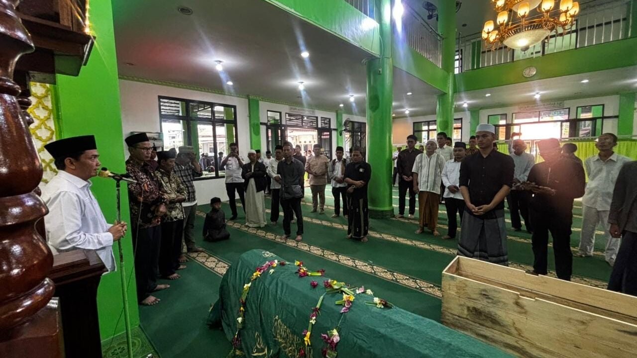 Suasana pelepasan jenazah Kepala Kesbangpol Kota Pontianak, Ahmad Hasyim Hadrawi, yang dihadiri Wakil Wali Kota Pontianak, Bahasan, dan para pelayat di masjid. (Dok. HO/Faktakalbar.id)