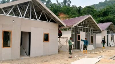 Proses pembangunan unit hunian sementara (huntara) yang terus dikebut pengerjaannya oleh tim gabungan untuk menampung pengungsi sebelum bulan Ramadan tiba.