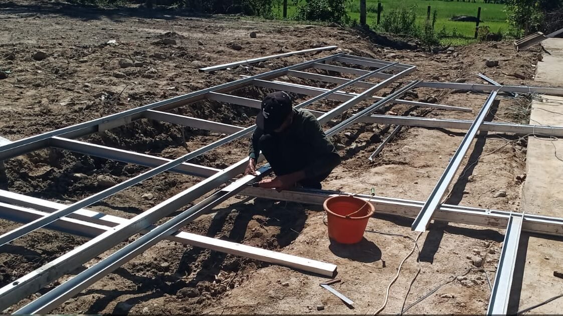 Pekerjaan pembangunan Hunian Sementara Tahap I berlangsung di Nagari Anduring, Kecamatan Asam Pulau, Kabupaten Padang Pariaman, Sumatera Barat, Selasa (13/1). Sumber: BNPB