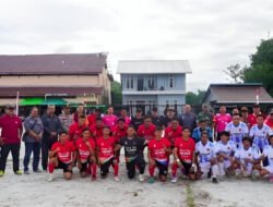 Sukardi Buka Turnamen Sepak Bola Anang Resang di Selimbau