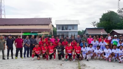 Wakil Bupati Kapuas Hulu, Sukardi membuka Turnamen Sepak Bola Anang Resang Season 2 di Selimbau. Ajang cari bibit atlet berbakat. (Dok: @prokopim.kapuashulu)