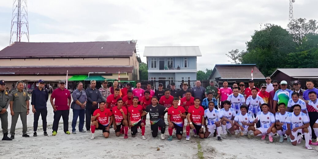 Wakil Bupati Kapuas Hulu, Sukardi membuka Turnamen Sepak Bola Anang Resang Season 2 di Selimbau. Ajang cari bibit atlet berbakat. (Dok: @prokopim.kapuashulu)