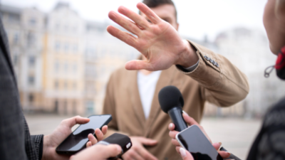 "vJurnalis sering dianggap kebal rasa, padahal rentan trauma. Simak 5 realita pahit yang diam-diam menggerogoti kesehatan mental wartawan di lapangan."