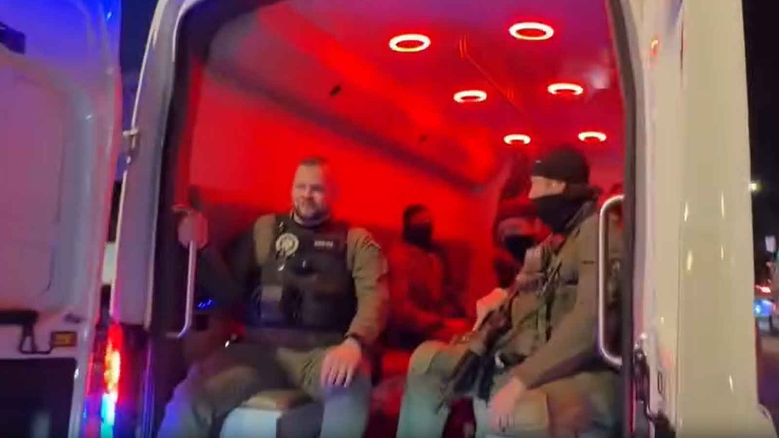 Personel bersenjata lengkap di dalam mobil van dengan pintu terbuka saat iring-iringan pemindahan Presiden Venezuela Nicolas Maduro melintasi 3rd Avenue, New York, Minggu (4/1/2026) (Dok. Ist)