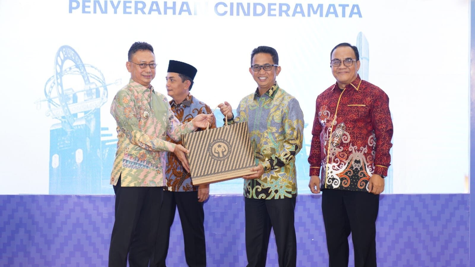 Wali Kota Balikpapan Rahmad Mas'ud bertukar cinderamata dengan Wali Kota Pontianak Edi Rusdi Kamtono saat kunjungan kerja. (Dok. HO/Faktakalbar.id)