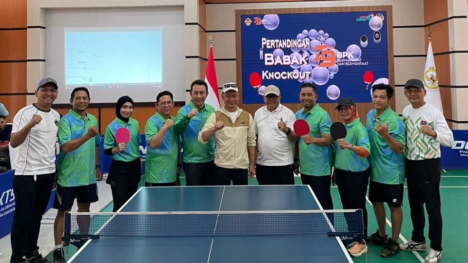 Wali Kota Pontianak Edi Rusdi Kamtono berfoto bersama tim tenis meja dan jajaran BPK RI Perwakilan Kalbar usai pertandingan eksibisi. (Dok. HO/Faktakalbar.id)