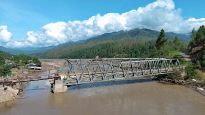 Salah satu jembatan rangka baja yang telah fungsional kembali di wilayah terdampak bencana di Provinsi Aceh. Hingga Kamis (1/1/2026), pemerintah melaporkan target pemulihan akses jalan nasional dan jembatan telah tercapai 100 persen. (Dok. HO/Faktakalbar.id)