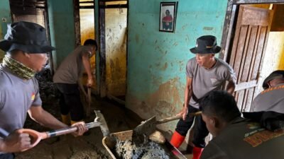 "Brimob Polda Sumut percepat pemulihan pascabencana Batang Toru. Pembersihan rumah warga dan pembangunan MCK Masjid At-Taqwa kini hampir rampung."