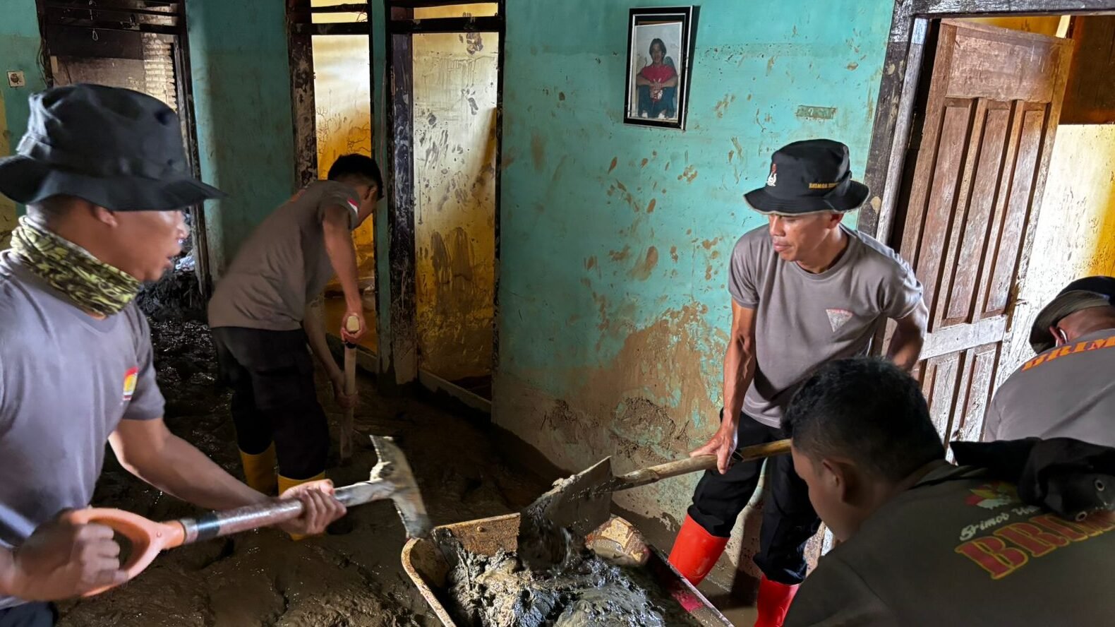 "Brimob Polda Sumut percepat pemulihan pascabencana Batang Toru. Pembersihan rumah warga dan pembangunan MCK Masjid At-Taqwa kini hampir rampung."