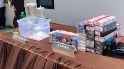 pemusnahan barang bukti narkotika dan rokok ilegal yang telah berkekuatan hukum tetap di halaman Kantor Kejaksaan Negeri Mempawah, Senin (19/1).