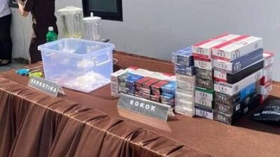 pemusnahan barang bukti narkotika dan rokok ilegal yang telah berkekuatan hukum tetap di halaman Kantor Kejaksaan Negeri Mempawah, Senin (19/1).