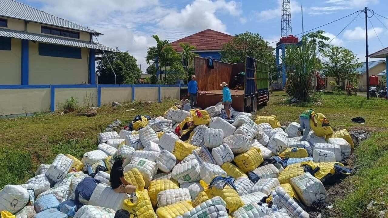 Bea Cukai Kalbagbar lakukan pemusnahan pakaian bekas ilegal sebanyak 1.000 bale di Entikong. Barang Milik Negara (BMN) ini dimusnahkan dengan cara dibakar.