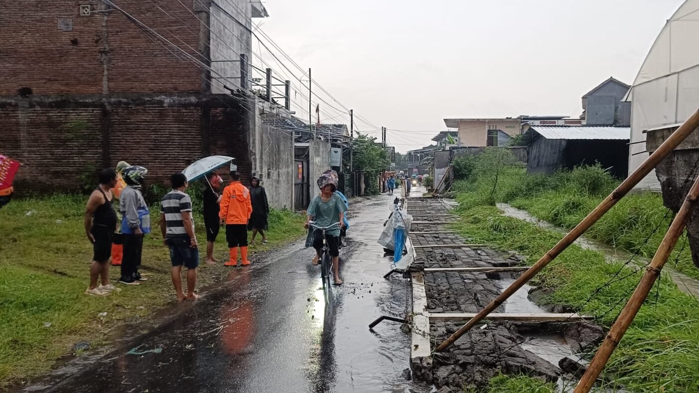 Warga membersihkan sisa genangan air pascabanjir di Kabupaten Jember pada Rabu (28/1). (Dok. BPBD Kabupaten Jember)