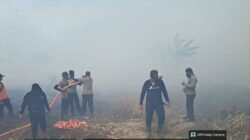 Personel gabungan Polsek Selakau dan Polres Sambas saat melakukan pemadaman titik api Karhutla di lahan gambut Desa Selakau Tua. (Dok. HO/Faktakalbar.id)