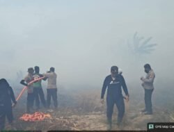 Polsek Selakau dan Polres Sambas Padamkan Titik Api Karhutla di Selakau Tua