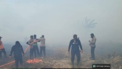 Personel gabungan Polsek Selakau dan Polres Sambas saat melakukan pemadaman titik api Karhutla di lahan gambut Desa Selakau Tua. (Dok. HO/Faktakalbar.id)