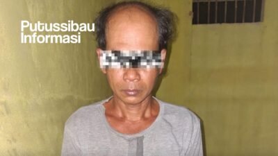 Terduga pelaku pencurian kendaraan bermotor (curanmor) berinisial H saat diamankan di Mapolres Kapuas Hulu, Sabtu (3/1/2026). Polisi menyita dua unit sepeda motor sebagai barang bukti. (Dok. Facebook/Putussibau Informasi)