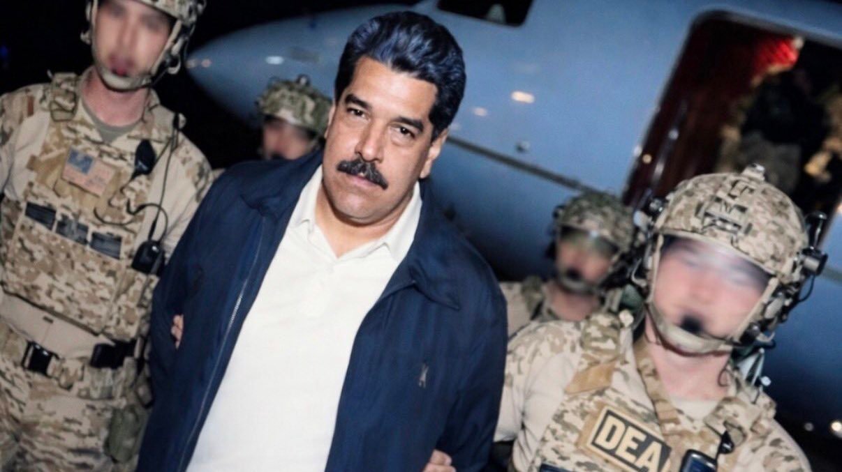 Presiden Venezuela Nicolas Maduro saat ditangkap dan dikawal oleh pasukan bersenjata Amerika Serikat, tak lama setelah Presiden AS Donald Trump mengonfirmasi operasi militer tersebut, Sabtu (3/1). (Dok. Ist)