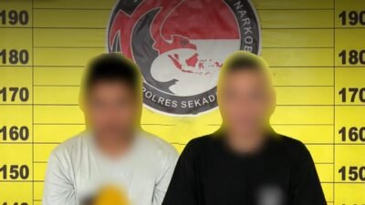 Dua tersangka penyalahgunaan narkotika berinisial AE dan GR diamankan Satresnarkoba Polres Sekadau beserta barang bukti sabu. (Dok. HO/Faktakalbar.id)