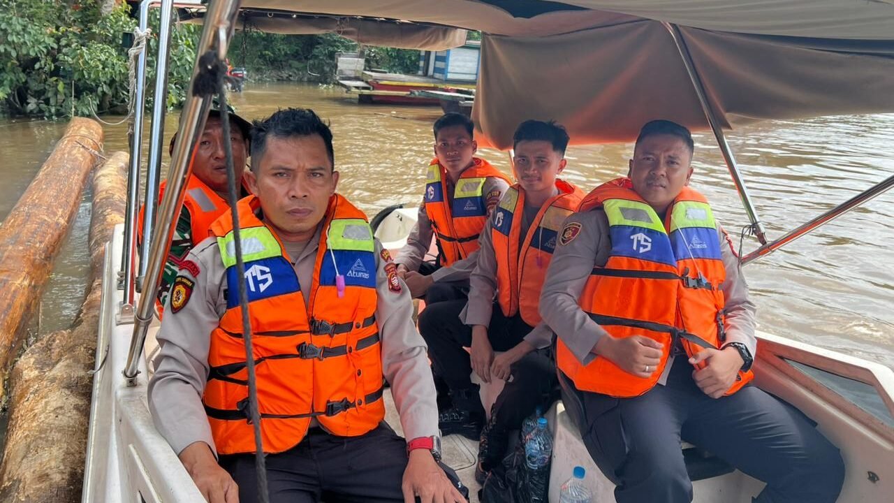 Tim gabungan yang terdiri dari TNI-Polri dan unsur SAR saat menyusuri Sungai Melawi menggunakan perahu motor untuk mencari keberadaan Syaparden, warga yang dilaporkan hilang, Minggu (4/1/2026). (Dok. HO/Faktakalbar.id)