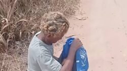 Seorang warga menyelamatkan bayi perempuan yang ditemukan hidup di dalam tas kain berwarna biru di area perkebunan sawit Sungai Melayu Raya, Ketapang. (Dok. HO/Faktakalbar.id)