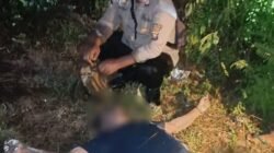 Petugas Polsek Mentebah saat melakukan proses evakuasi dan olah tempat kejadian perkara (TKP) penemuan jenazah seorang pemancing di selokan Dusun Bangan Permai.