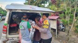 Petugas kepolisian dan warga saat melakukan proses evakuasi terhadap jenazah pria berinisial M yang ditemukan mengapung di aliran Sungai Sekayam, Jumat (30/1/2026).