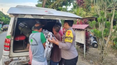 Petugas kepolisian dan warga saat melakukan proses evakuasi terhadap jenazah pria berinisial M yang ditemukan mengapung di aliran Sungai Sekayam, Jumat (30/1/2026).