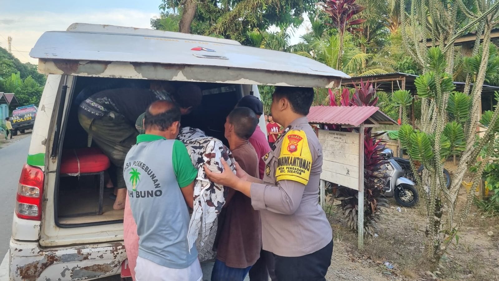 Petugas kepolisian dan warga saat melakukan proses evakuasi terhadap jenazah pria berinisial M yang ditemukan mengapung di aliran Sungai Sekayam, Jumat (30/1/2026).