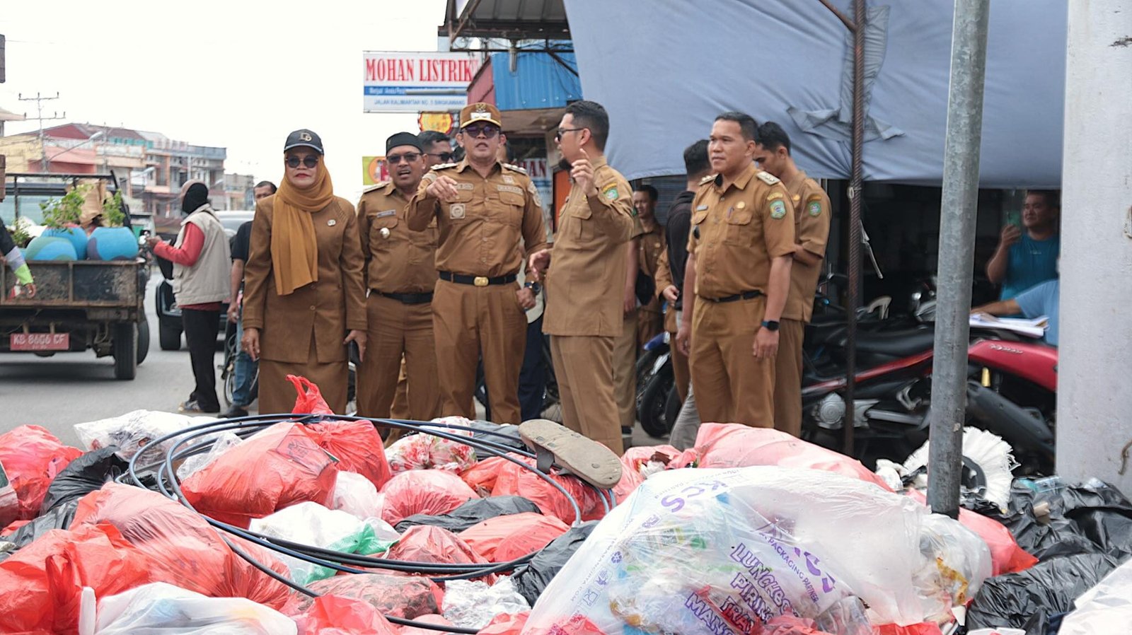 Jajaran Pemerintah Kota Singkawang meninjau tumpukan kantong sampah merah di lokasi pembuangan liar Jalan Kalimantan saat melakukan penertiban. (Dok. HO/Faktakalbar.id)