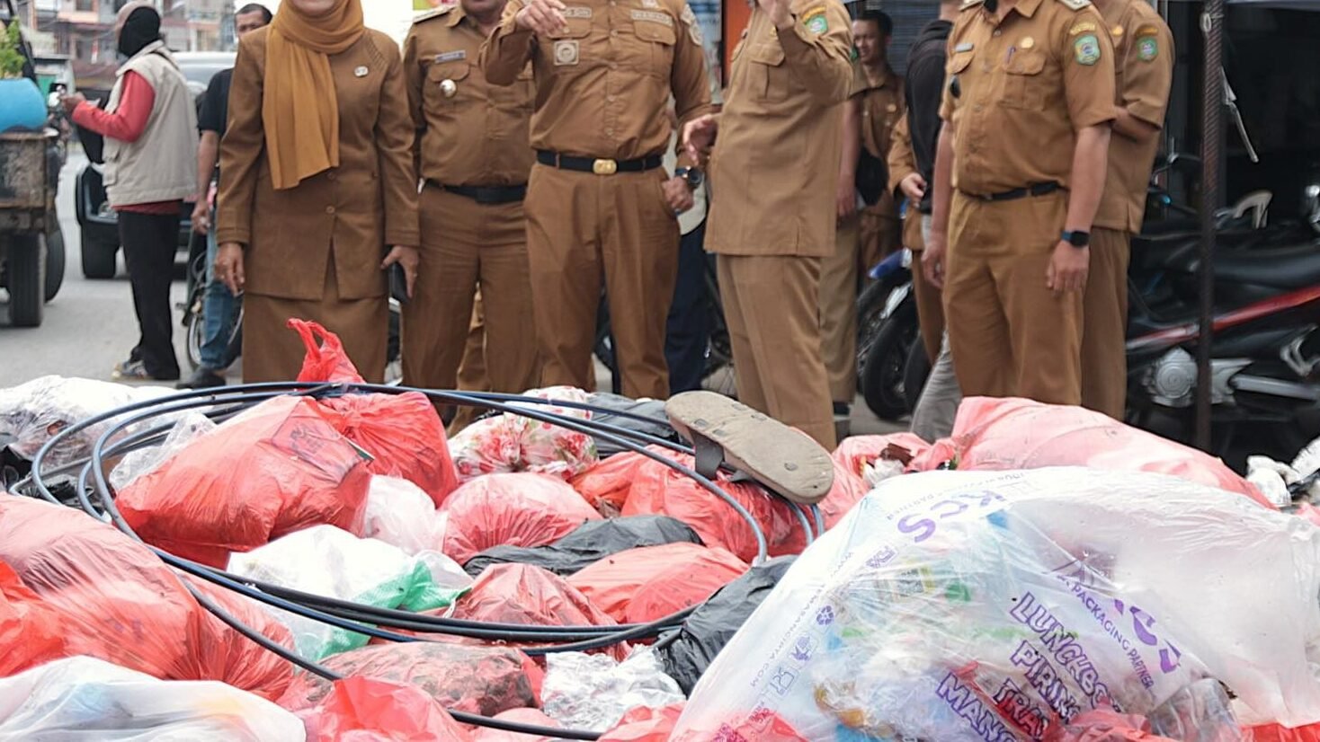 Jajaran Pemerintah Kota Singkawang meninjau tumpukan kantong sampah merah di lokasi pembuangan liar Jalan Kalimantan saat melakukan penertiban. (Dok. HO/Faktakalbar.id)
