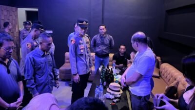 Kabag Ops Polres Ketapang AKP Candra Wirawan beserta personel gabungan melakukan pemeriksaan di salah satu ruang karaoke saat razia tempat hiburan malam di Air Upas. (Dok. HO/Faktakalbar.id)