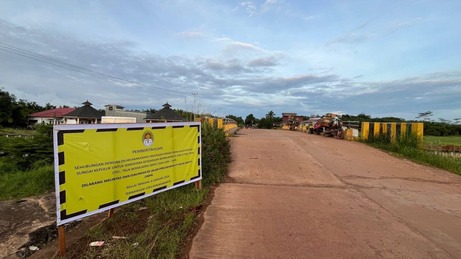 Spanduk pemberitahuan pengalihan arus lalu lintas terpasang di ruas Jalan Pelang–Sungai Kepuluk, Ketapang. Mulai Minggu (4/1/2026), kendaraan di atas 8 ton dilarang melintas karena adanya pengerjaan pengecoran jalan. (Dok. Ist)