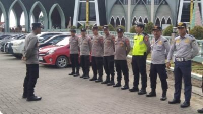 Personel Polres Sanggau saat melakukan pengamanan dan pengaturan lalu lintas di sekitar lokasi Gereja Katedral Hati Kudus Yesus Sanggau, Sabtu (10/1).