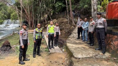 Personel Polres Sanggau melakukan patroli dialogis dan pemantauan di kawasan Objek Wisata Pancur Aji, Kelurahan Bunut, Sabtu (3/1/2026). Petugas fokus mengawasi titik rawan di tepian sungai seiring lonjakan pengunjung libur tahun baru. (Dok. HO/Faktakalbar.id)